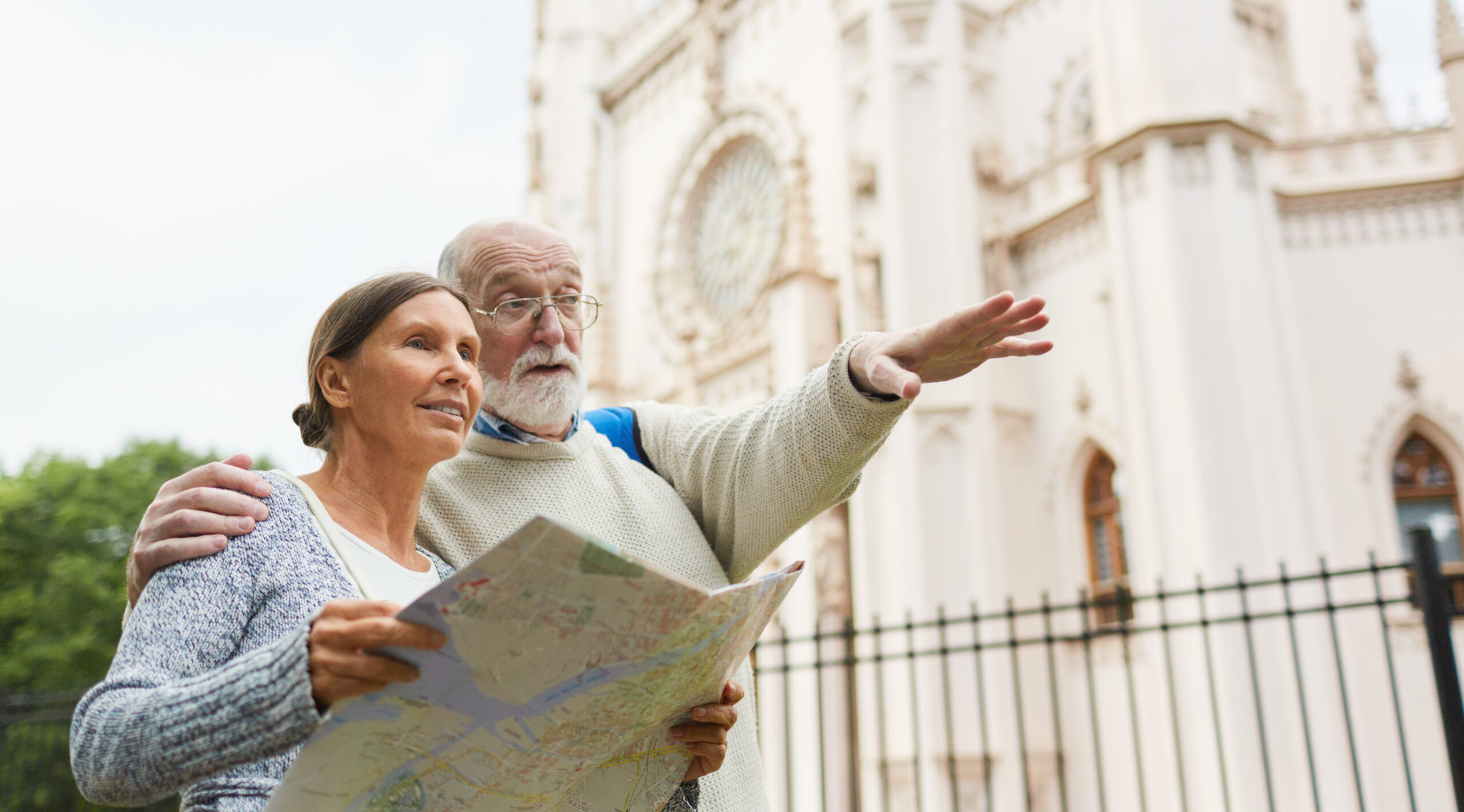 Imagem representativa de um casal viajando ao exterior.