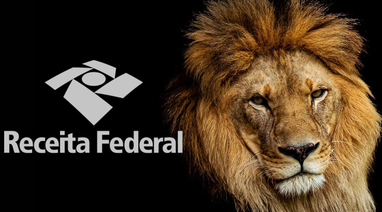 Leão ao lado do logotipo da Receita Federal, representando a fiscalização do imposto de renda e o tema do Carnê-Leão.